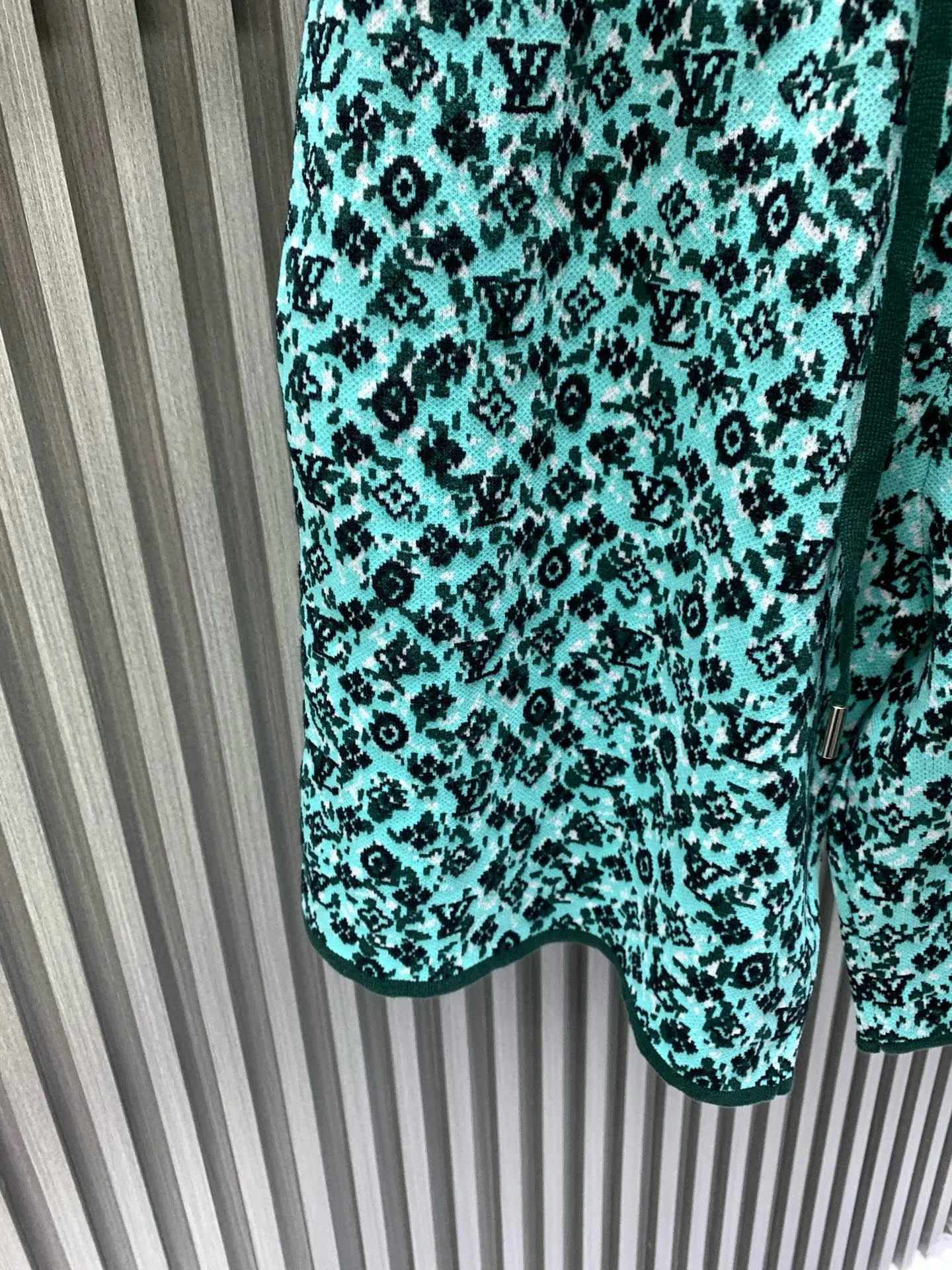 🅿️240 🀄️ Louis Vuitton Louis Vuitton 25FW early spring and summer new knitted shorts with complex embroidery patterns. Customized green ink sfumato effect fabric. Embellished with classic monogram embroidery all over. Elastic waistband design. Black lining design on the inside. Normal cut version. Same style for men and women.